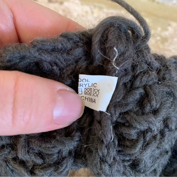 ✨$5✨ Chunky Knit Infinity Scarf - Picture 4 of 6